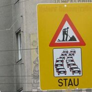 Großes Verkehrsschild mit Stauwarnung
