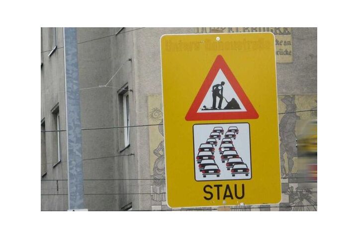 Großes Verkehrsschild mit Stauwarnung