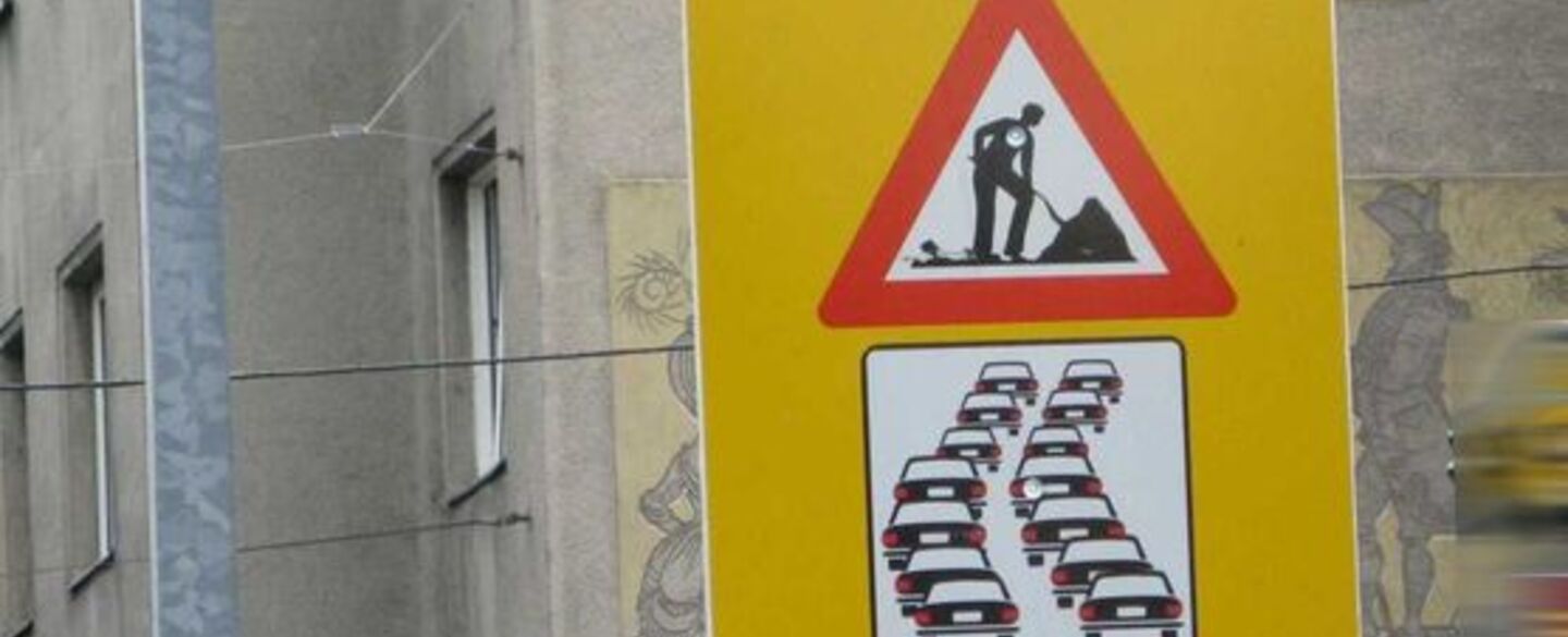 Baustelle Großes Verkehrsschild mit Stauwarnung