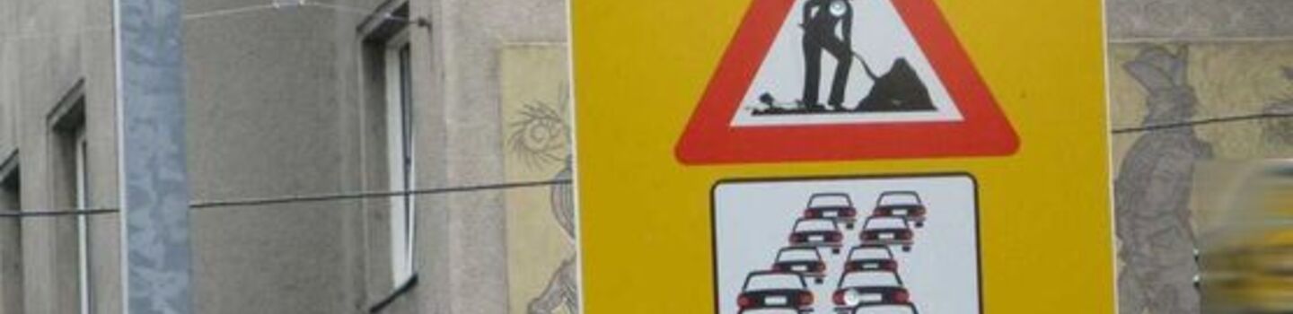 Großes Verkehrsschild mit Stauwarnung