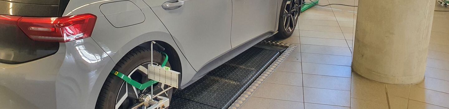 An einem Auto wird eine Kalibrierung von Assistenzsystemen vorgenommen