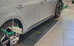An einem Auto wird eine Kalibrierung von Assistenzsystemen vorgenommen
