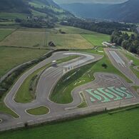 ÖAMTC Fahrtechnik Zentrum Kalwang Inmitten einer ländlichen Landschaft erstreckt sich das Fahrtechnik Zentrum Kalwang. Es gibt asphaltierte Trainingsstrecken mit Kreuzungselementen, einen Motorrad Spezial Parcours mit grünen Markierungen und Kurvenkombinationen. Neben dem Zentrum verläuft die Autobahn.