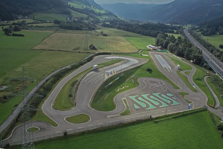 Inmitten einer ländlichen Landschaft erstreckt sich das Fahrtechnik Zentrum Kalwang. Es gibt asphaltierte Trainingsstrecken mit Kreuzungselementen, einen Motorrad Spezial Parcours mit grünen Markierungen und Kurvenkombinationen. Neben dem Zentrum verläuft die Autobahn.