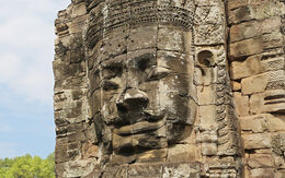 Reste einer Tempelanlage in Angkor mit einem in Stein gemeißelten Gesicht