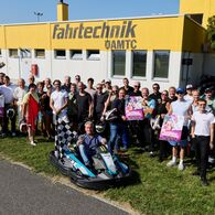 Seefestspiele Mörbisch zu Gast un ÖAMTC Fahrtechnik Zentrum Teesdorf Das Ensemble der Seefestspiele Mörbisch posiert vor der Boxengasse für ein Gruppenfoto