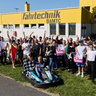 Seefestspiele Mörbisch zu Gast im ÖAMTC Fahrtechnik Zentrum Teesdorf Das Ensemble der Seefestspiele Mörbisch posiert für ein spaßiges Gruppenbild vor der Boxengassengasse der Kartstrecke