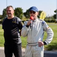 Fespieldirektor Dietmar Posteiner erklärt gemeinsam mit Rennleiter Thomas Fleer die Regeln