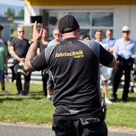 Rennbriefing Ein Instruktor der ÖAMTC Fahrtechnik erklärt den Rennfahrer:innen die Regeln