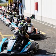 Die Rennfahrer:innen verlassen nacheinander die Boxengasse und starten ins Renntraining