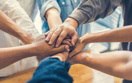 Geschäftsleute, die einen Händestapel bilden, Soft-Fokus, Vintage-Stil