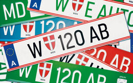Collage von verschiedenen Wiener Autokennzeichen in weiß, hellblau, grün, rot u.a.