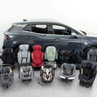 Kindersitztest Herbst 2025 - 1 Alle getesteten Modelle aufgereiht vor einem Auto