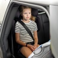 Kindersitztest Herbst 2025 - 5 Eines der Testkinder posiert für ein Foto, während es in einem Kindersitz sitzt.