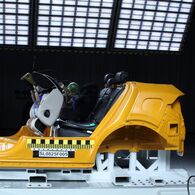 Beim simulierten Crashtest fliegt der Chipolino Olympus i-Size durchs potenzielle Fahrzeug.