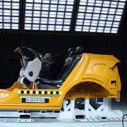 Beim simulierten Crashtest fliegt der Chipolino Olympus i-Size durchs potenzielle Fahrzeug.