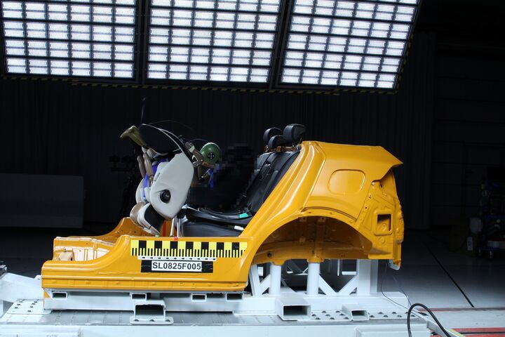Beim simulierten Crashtest fliegt der Chipolino Olympus i-Size durchs potenzielle Fahrzeug.