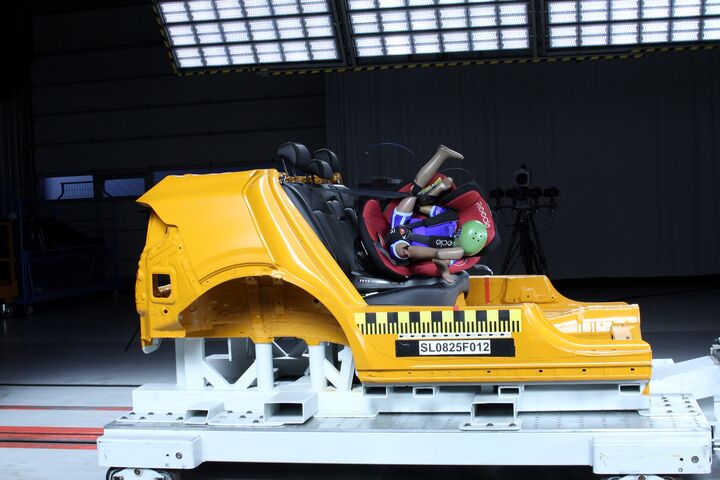 Beim simulierten Crashtest fliegt der Reecle 360 (ZA i-Size) durchs potenzielle Fahrzeug.