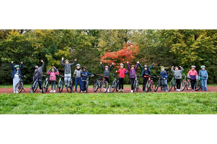 Gruppenbild der Kinder, die beim ÖAMTC Kinderfahrradtest 2026 mitgemacht haben