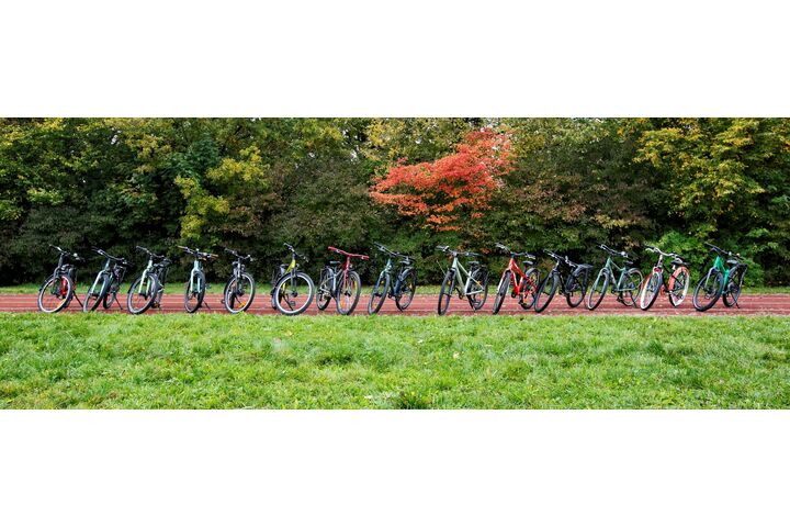 Bild aller getesteten Fahrräder nebeneinander aufgereiht
