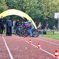 Kinder auf Fahrrädern machen sich bereit für eine Slalom-Übung