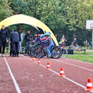 Kinder auf Fahrrädern machen sich bereit für eine Slalom-Übung