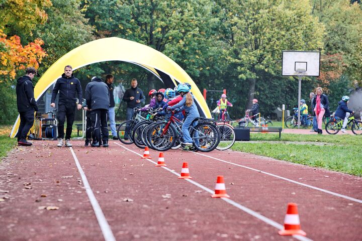 Kinder auf Fahrrädern machen sich bereit für eine Slalom-Übung