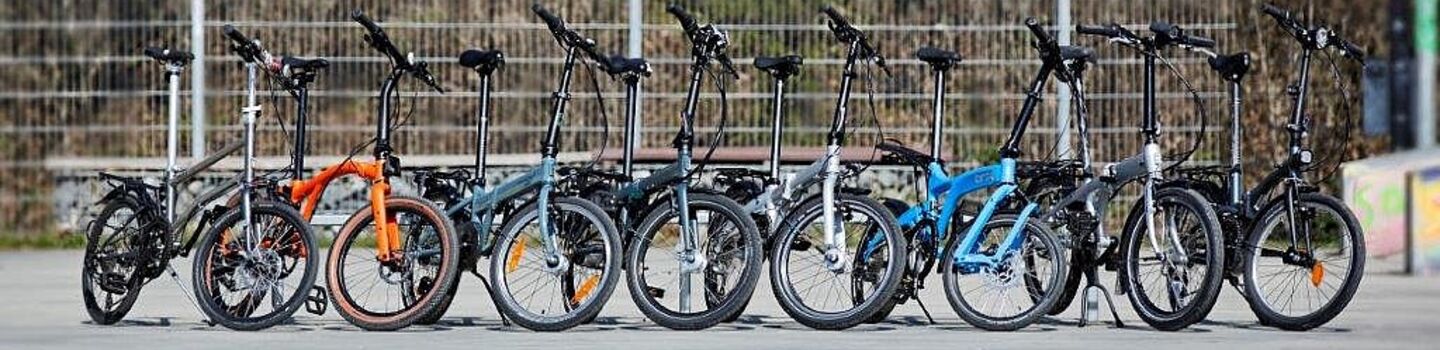 Die acht getesteten Klappräder präsentieren sich