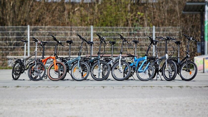 Die acht getesteten Klappräder präsentieren sich