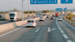 Autobahn mit Fahrzeugen und Überkopfwegweisern