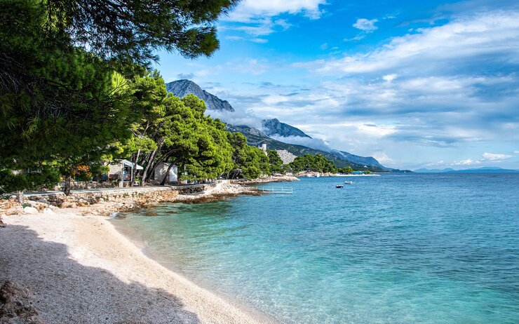 Kroatien Urlaubsstrand an der Küste in Kroatien.