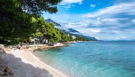 Urlaubsstrand an der Küste in Kroatien.