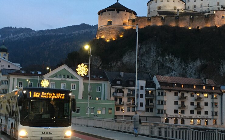 Stadtbus Kufstein mit Festung Kufstein im Hintergrund