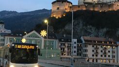 Stadtbus Kufstein mit Festung Kufstein im Hintergrund