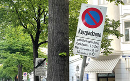 Verkehrsschild Kurzparkzone in der Stadt Wien. Auf der Zusatztafel steht: gebührenpflichtig; Parkdauer: 1,5 Std., Mo.–Fr. (werkt.) v. 8–18 h, Sa (werkt.) v. 8–12 h
