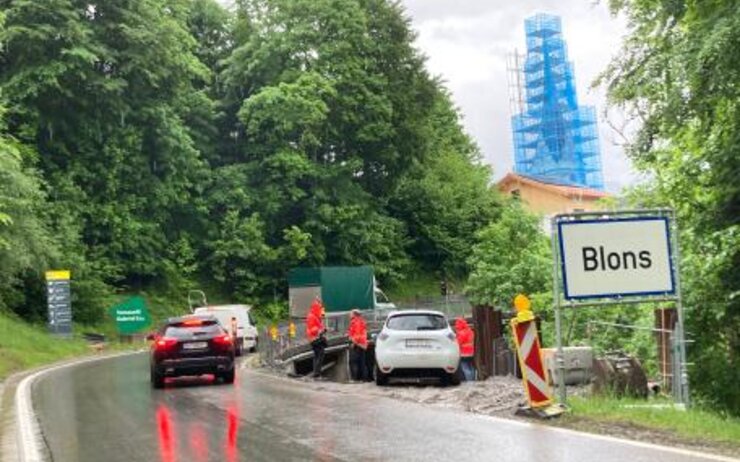 L193_Blons Baustelle auf der L193 mit Ortstafel Blons