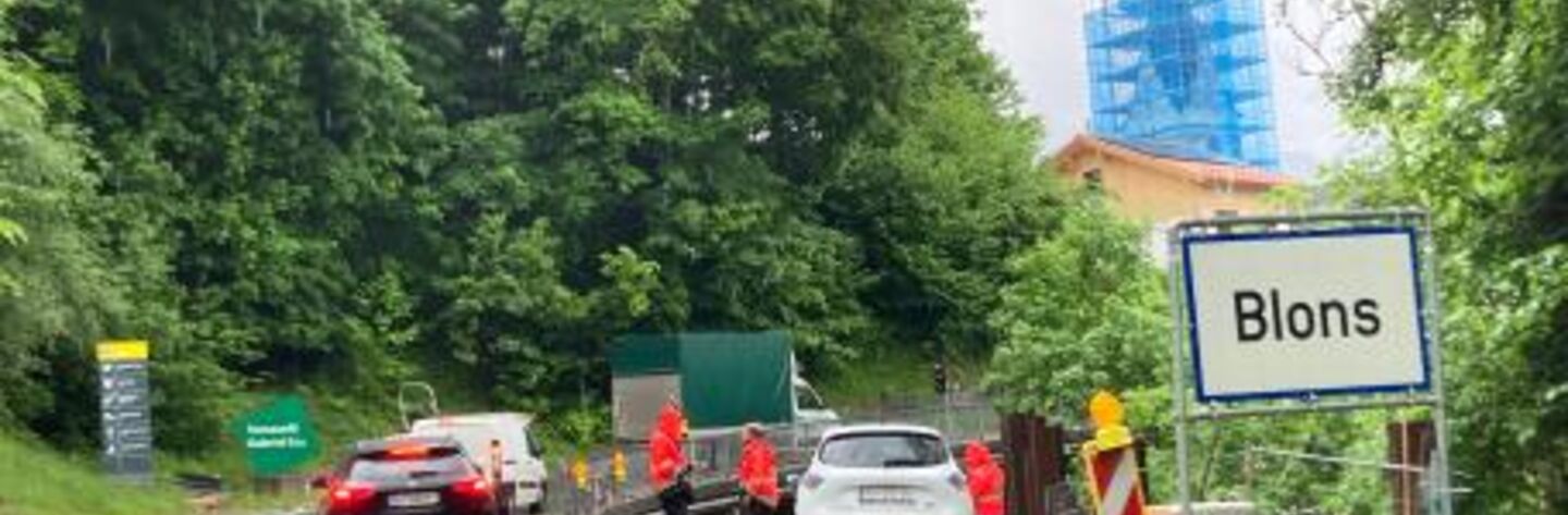 Baustelle auf Landesstraße mit Ortstafel Blons