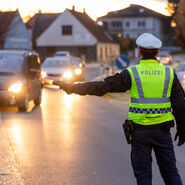 Ein Polizist stoppt ein Fahrzeug mit einem defekten Licht
