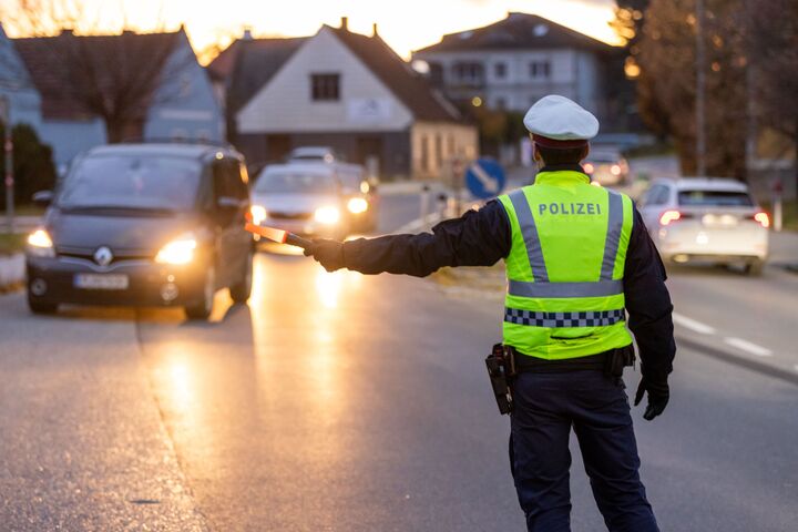 Ein Polizist stoppt ein Fahrzeug mit einem defekten Licht
