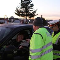 Ein ÖAMTC-Techniker klärt gemeinsam mit einer Polizistin eine angehaltene Fahrerin über die Aktion "Flugzettel statt Strafzettel" auf