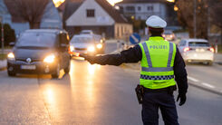Autofahrende werden bei einer Verkehrskontrolle von der Polizei angehalten.