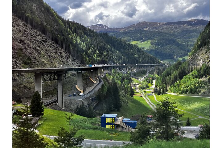 Blick auf die Luegbrücke