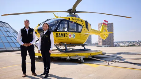 2 Männer vor einem ÖAMTC Hubschrauber