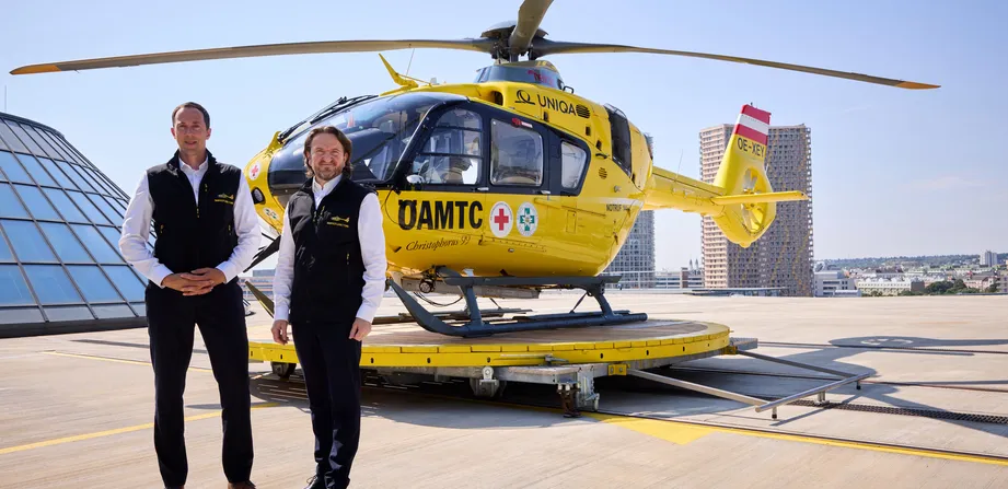 2 Männer vor einem ÖAMTC Hubschrauber