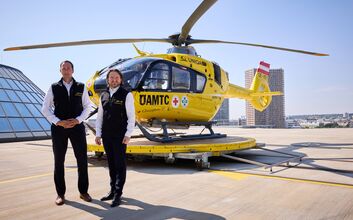 2 Männer vor einem ÖAMTC Hubschrauber