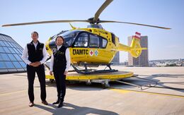 2 Männer vor einem ÖAMTC Hubschrauber