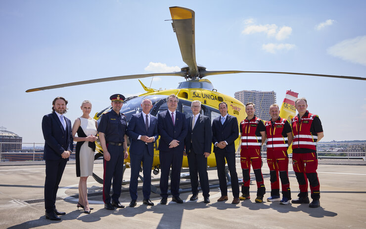 Eine Gruppe von Menschen steht vor dem ÖAMTC Rettungshubschrauber