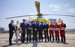 Eine Gruppe von Menschen steht vor dem ÖAMTC Rettungshubschrauber