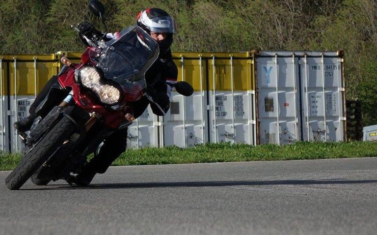 Motorradfahrer im Fahrtechnikzentrum Innsbruck-Zenzenhof in Seitenlage, um die Blicktechnik zu trainieren