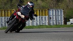 Motorradfahrer im Fahrtechnikzentrum Innsbruck-Zenzenhof in Seitenlage, um die Blicktechnik zu trainieren